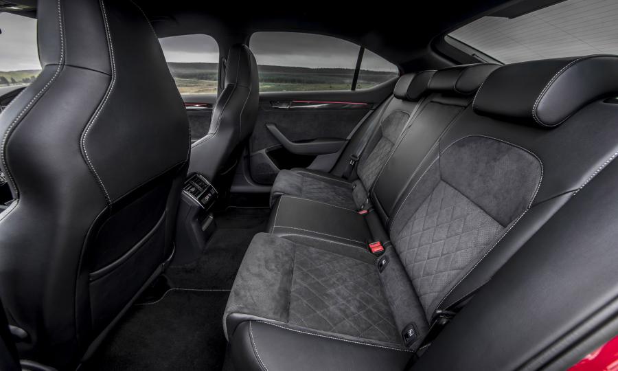 Интерьер Skoda Superb SportLine 2016 года  (UK) (фото 18 из 40)